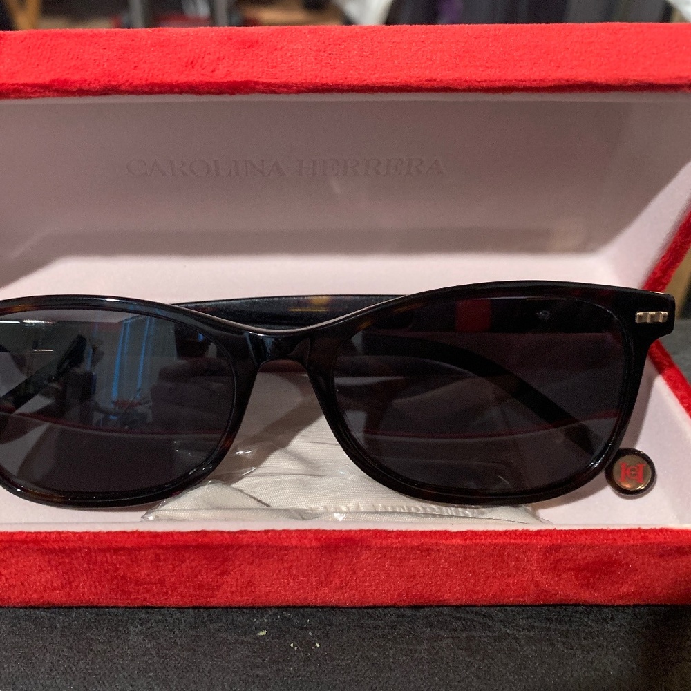 Carolina Herrera sunglass bnwt in original box